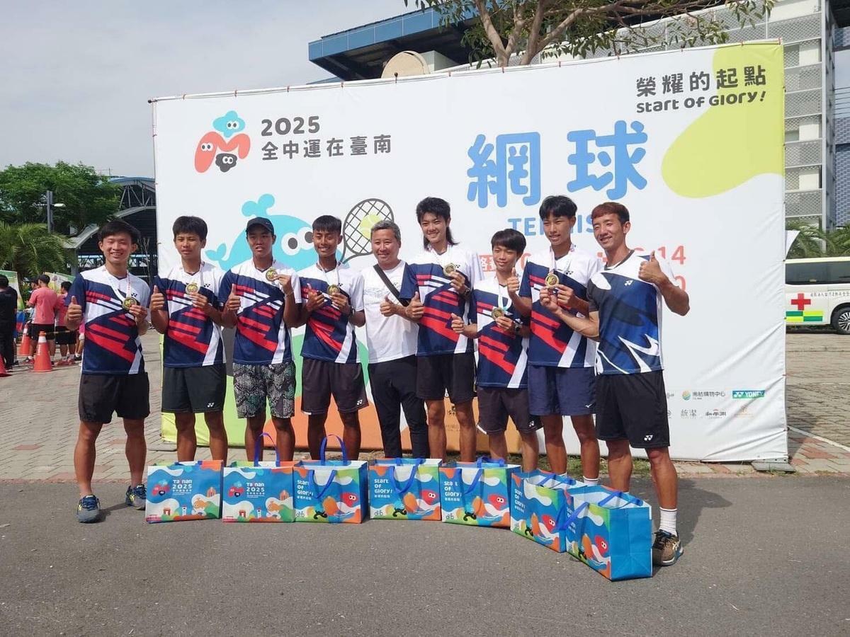 高市新莊高中男子網球隊在114年全中運動獲團體冠軍，也六年來第五冠。 圖：高雄市教育局/提供