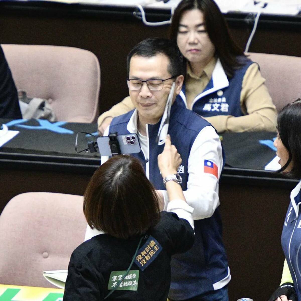 立法院去年處理國會改革法案時，朝野爆發多次激烈的肢體衝突，當時民進黨立委邱議瑩用扇子打國民黨立委羅智強一記耳光，羅智強事後提告，台北地方法院昨（17）日一審判決邱議瑩需賠償新台幣20萬元。 圖：擷自羅知強 臉書