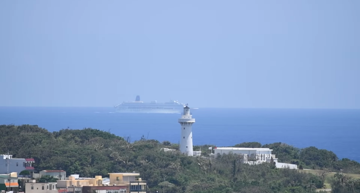 中國郵輪「鼓浪嶼號」16日行經我國最南端僅距離2海哩，民眾將自發出海高舉「中華民國旗」廣播。 圖：翻攝自Taiwan ADIZ臉書影片