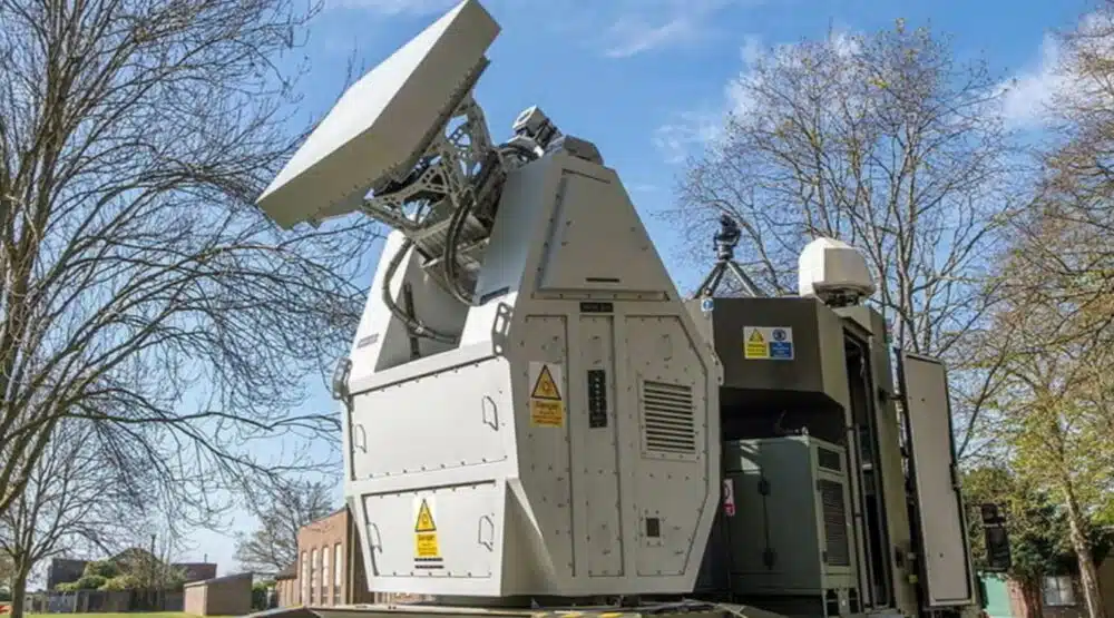 英國近日成功測試了一款新型微波武器系統「速射機」（RapidDestroyer）。 圖：翻攝自 X