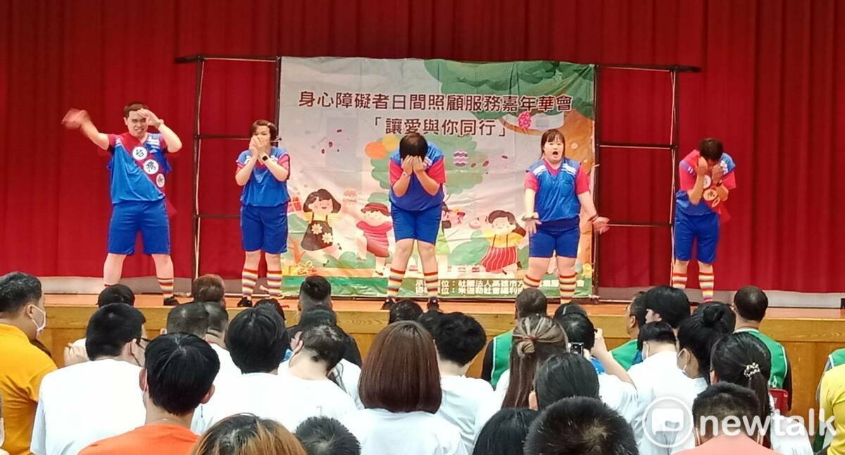身障團體在嘉年華會上表演節目。 圖：孫家銘/攝
