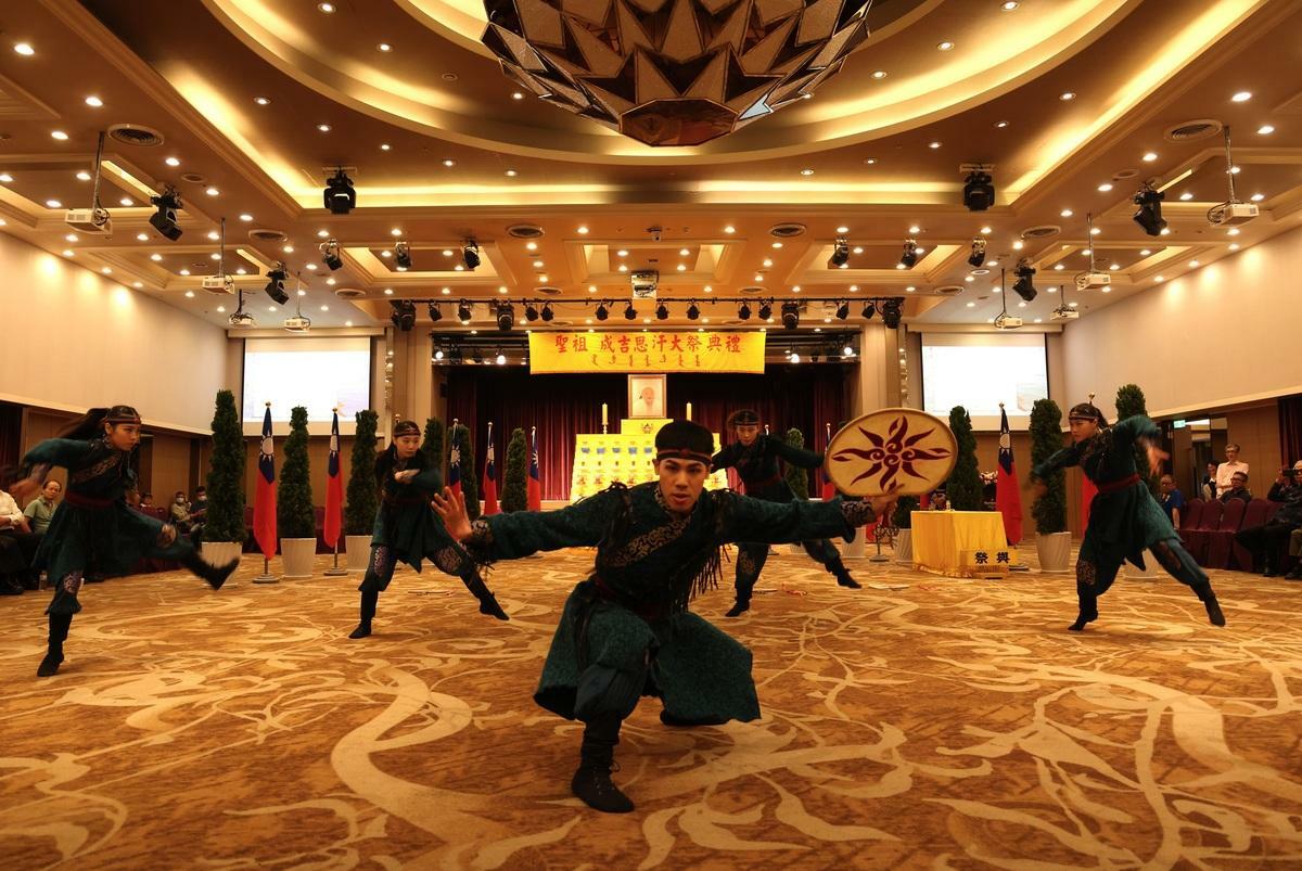 文化部蒙藏文化中心今（18）日舉辦「成吉思汗祭典」，並特別安排蒙古藝文表演活動，凝聚在台蒙古族人，延續文化的傳承與交流。 圖：文化部提供