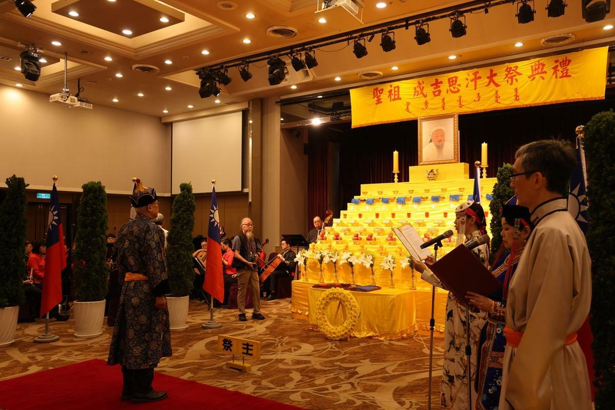 「成吉思汗祭典」在台傳承迄今已74年，儀式遵循古禮，向成吉思汗像獻花、獻香、獻爵、獻帛及宣讀祭文。 圖：文化部提供