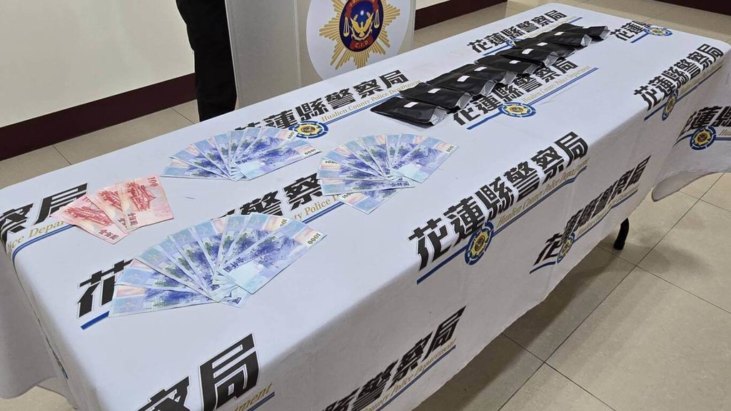 花蓮縣警察局刑事警察大隊日前循線破獲毒品交易案，逮獲簡姓男子在花蓮市某公園停車場與毒品下游交易，查獲彩虹菸及不法所得新台幣2萬餘元。（花蓮縣警察局提供）中央社記者張祈傳真  114年4月18日
