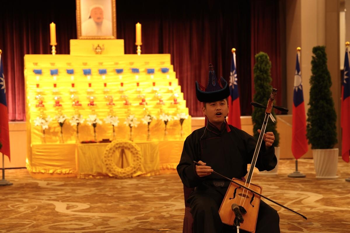 音樂家烏尼德表演蒙古傳統樂器馬頭琴及呼麥（喉音），除演出蒙古樂曲，亦呈現〈望春風〉、〈雨夜花〉等台灣組曲。. 圖：文化部提供