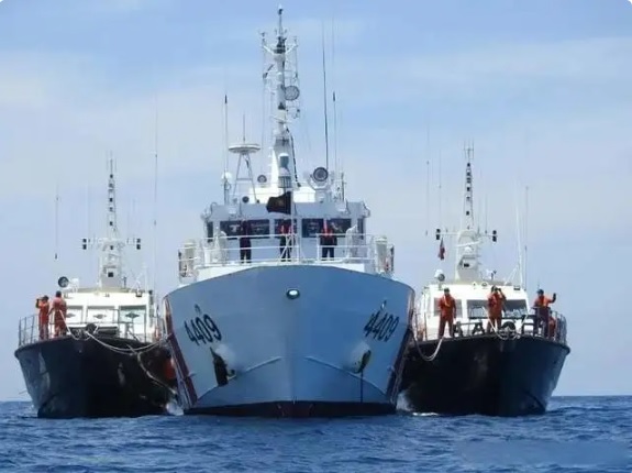 近期有消息指出，菲律賓海警船 4409 號試圖在黃岩島附近海域「碰瓷」中國海警船，雙方船隻距離甚至一度低於 10 公尺。 圖：翻攝自 空天力量