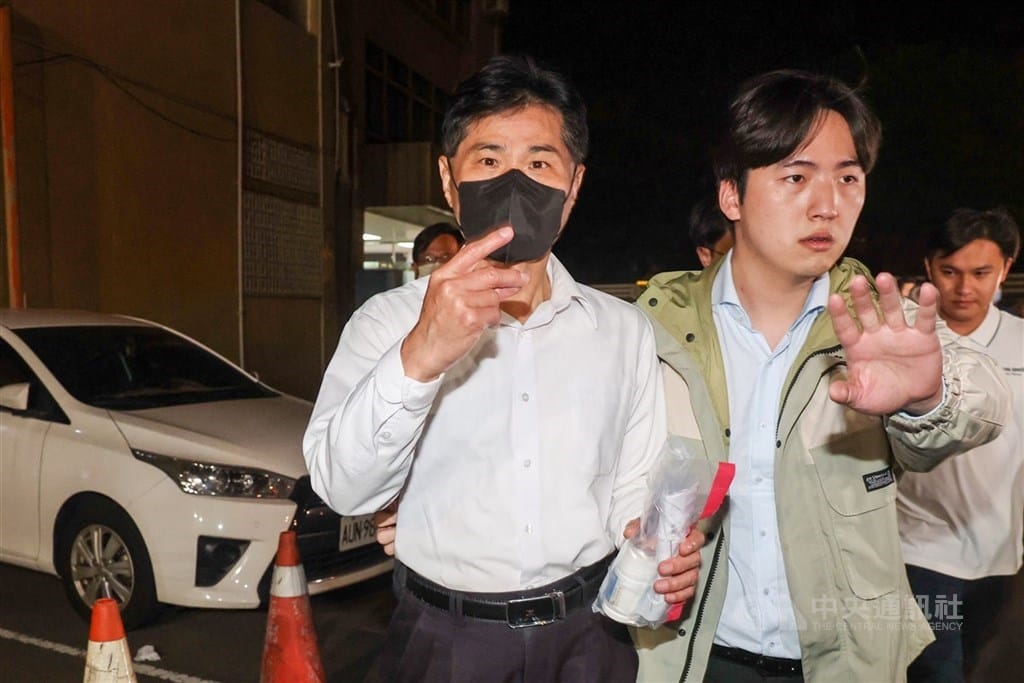 新北檢偵辦提議罷免綠委幽靈連署案，聲押6人。新北地院16日表示，國民黨板橋區黨部主任謝慶認（圖）等6人分以20萬、15萬、3萬元不等金額交保，並限制出境、出海、住居。 圖：中央社提供