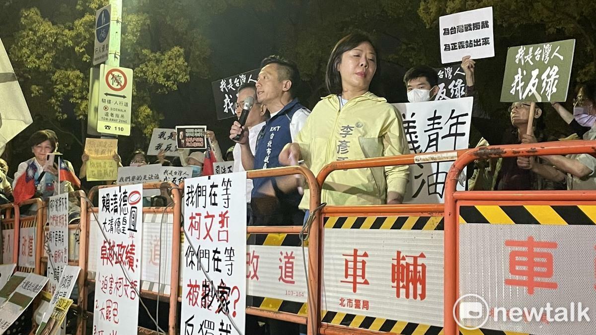 李明賢（中）高喊自首，通通把我們移送 圖：記者高逸帆攝