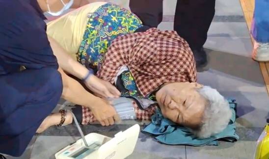 85歲的黃晃枝被裁定請回，但步出地檢署就暈倒在地。 圖：孫家銘/翻攝