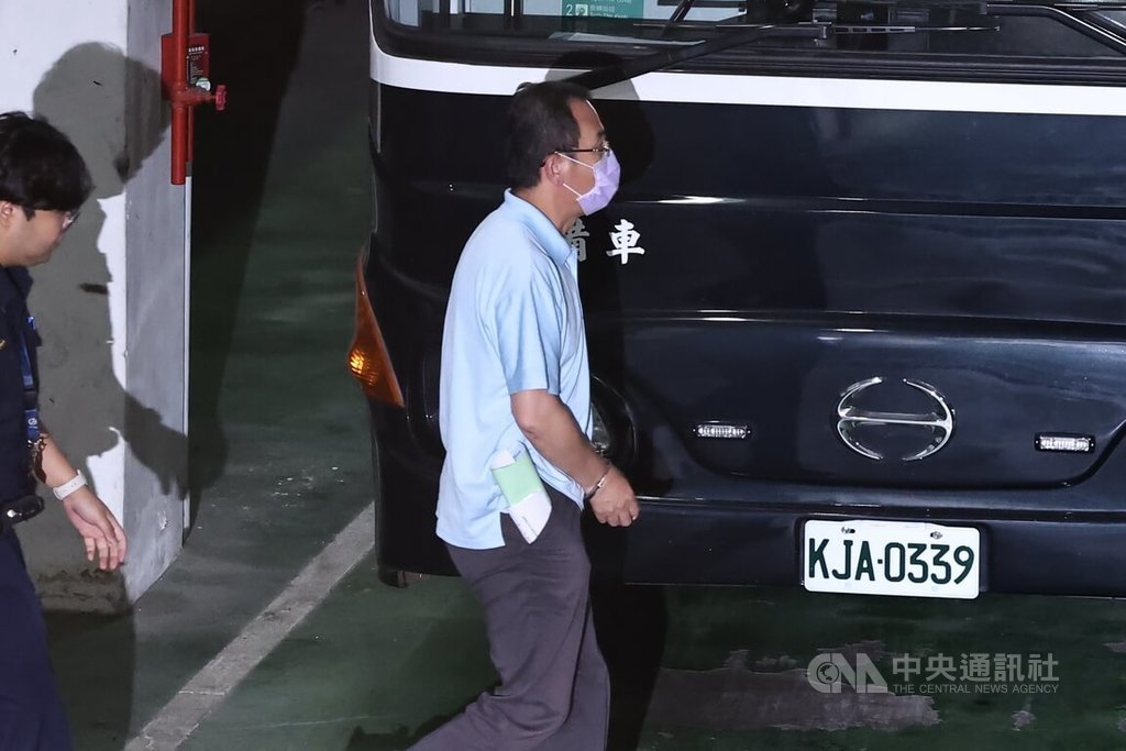北檢偵辦不實連署案，聲請羈押禁見國民黨台北市黨部主委黃呂錦茹等人，北院18日晚間召開羈押庭，19日清晨裁定國民黨台北市黨部書記長初文卿（中）羈押禁見。 圖：中央社提供