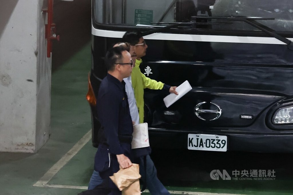 北檢偵辦不實連署案，聲請羈押禁見國民黨台北市黨部主委黃呂錦茹等人，北院18日晚間召開羈押庭，19日清晨裁定國民黨台北市黨部總幹事姚富文（黃綠衣）羈押禁見。 圖：中央社提供