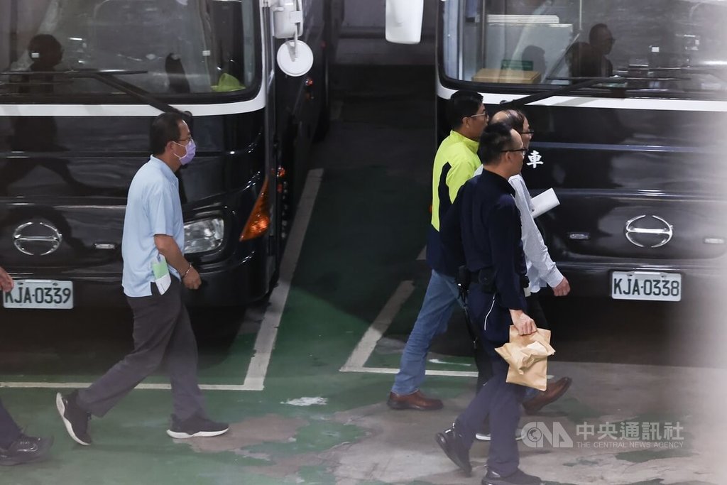 北檢偵辦不實連署案，聲請羈押禁見國民黨台北市黨部主委黃呂錦茹等人，北院18日晚間召開羈押庭，19日清晨裁定國民黨台北市黨部總幹事姚富文（黃綠衣）、書記長初文卿（藍衣）羈押禁見。 圖：中央社提供