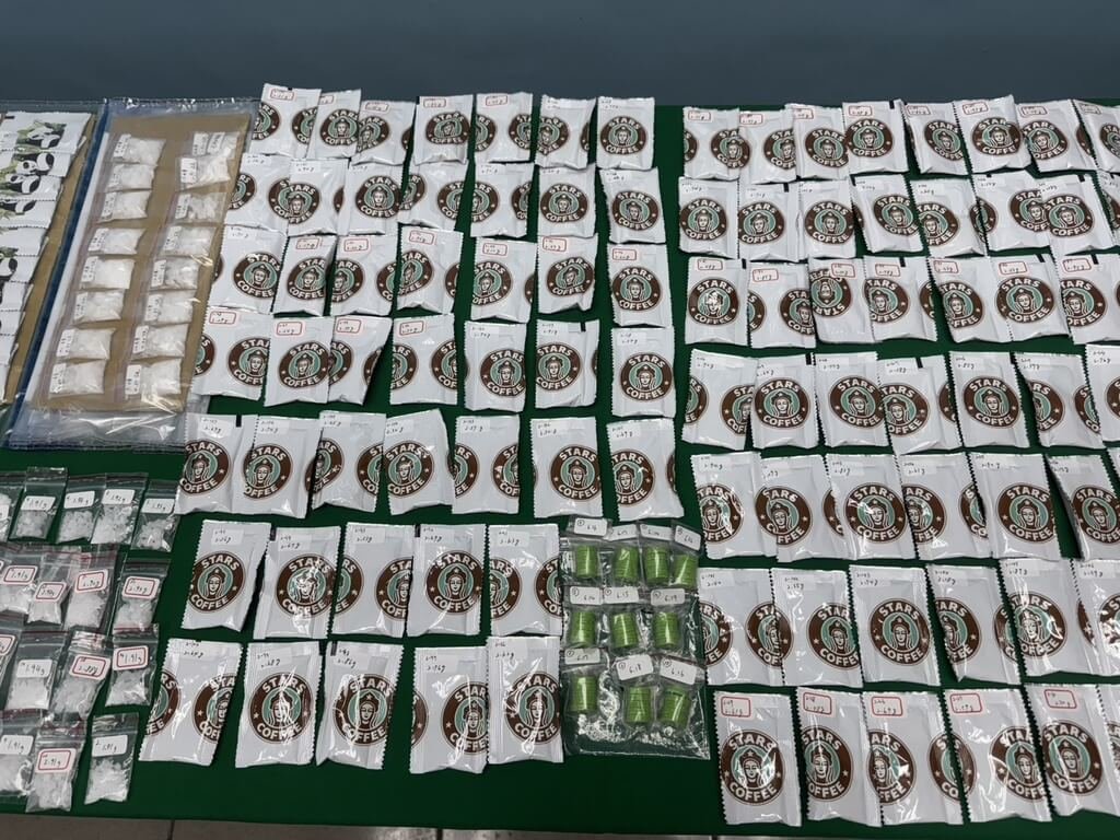 高雄市政府警察局新興分局3月中旬破獲一起販賣依托咪酯（俗稱喪屍煙彈）毒品案件，鎖定居住在鳳山區的24歲黃姓男子涉案，查獲第二、三級毒品超過300包，全案依違反毒品危害防制條例罪嫌移送法辦。（高雄市警察局新興分局提供）中央社記者張已亷傳真  114年4月19日