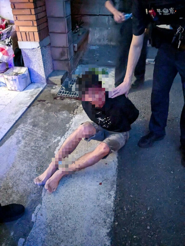 台中市警察局第四分局日前在南屯區發現1逃逸外籍移工騎乘已註銷車牌的機車，上前攔查時，男子棄車逃逸還轉身襲警，最後逃進社區被逮捕。（民眾提供）中央社記者郝雪卿傳真  114年4月19日