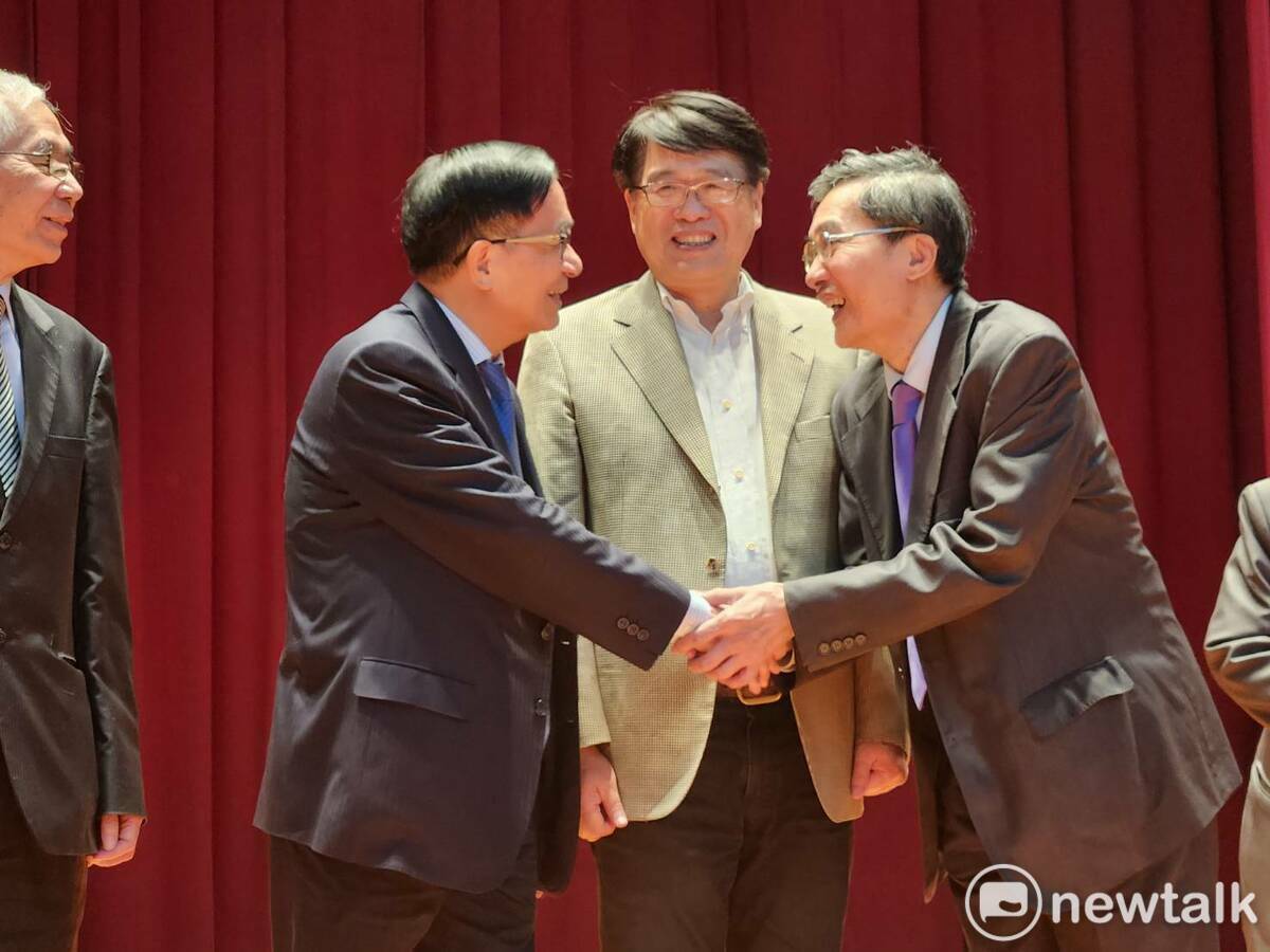 前總統陳水扁受凱達格蘭學校邀請進行演講，當天全程在場的台灣民意基金會董事長游盈隆教授（中）也在臉書發表對阿扁演講內容的看法。（資料照片） 圖：黃建豪/攝