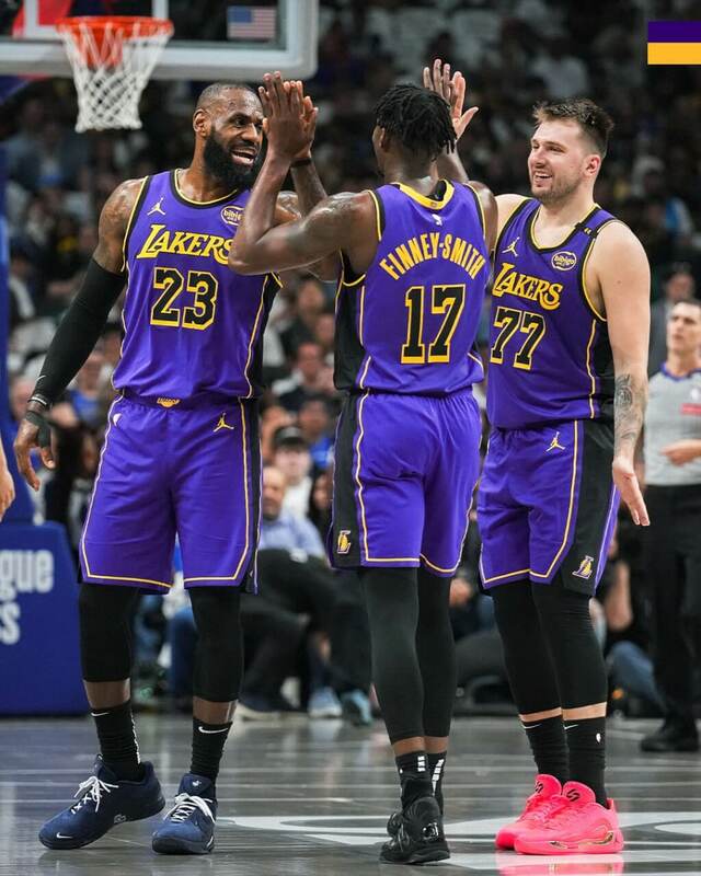 NBA湖人球星詹姆斯（左）與唐西奇（右）。 圖：取自FB／LA Lakers