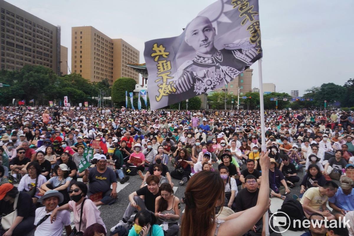 「拒絕統戰，守護台灣」大會於凱達格蘭大道登場，傍晚宣布現場已達到4萬人。 圖：張良一÷攝