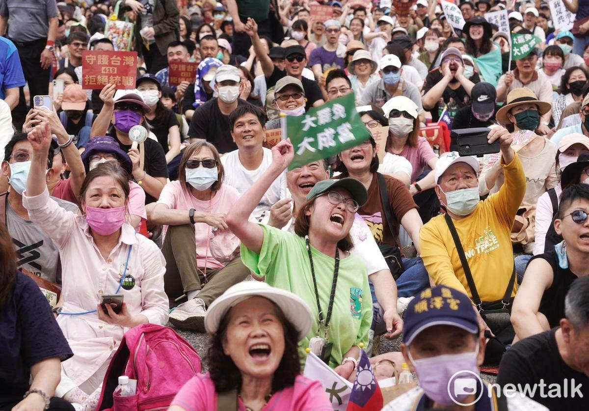 「拒絕統戰，守護台灣」大會於凱達格蘭大道登場，傍晚宣布現場已達到4萬人。 圖：張良一/攝