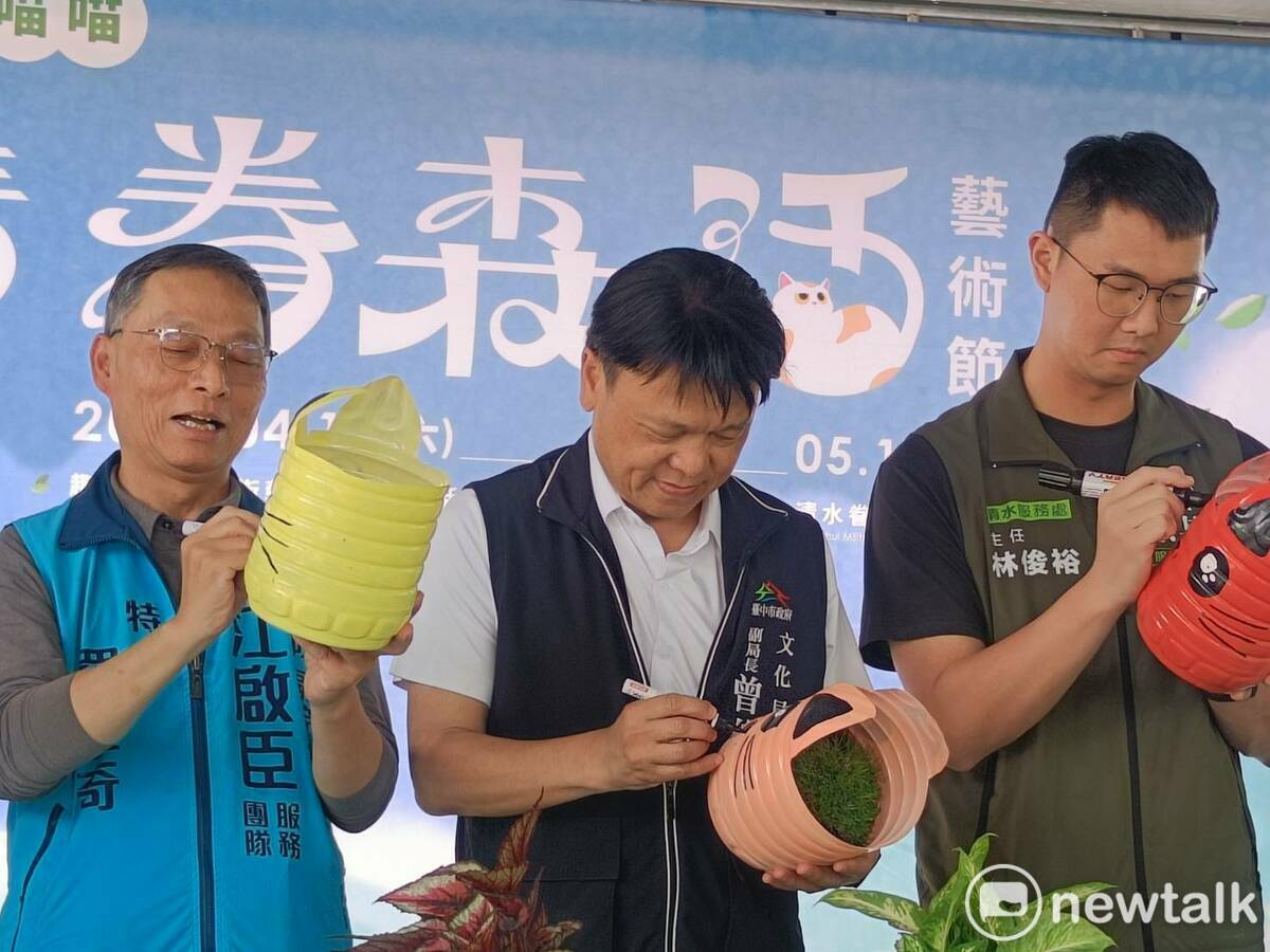 曾能汀與來賓一同為綠色植物盆栽外觀畫上創意貓咪圖案。 圖：唐復年/攝