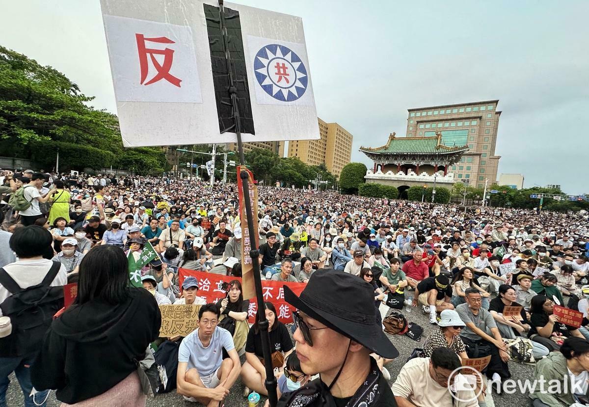 由反共網紅八炯等人號召的「拒絕統戰，守護台灣」大會，今（19日）下午在凱達格蘭大道舉行，下午4時左右，主辦單位指現場已超過4萬人，稍早，主辦單位更新現場已達5萬人。 圖：張良一／攝