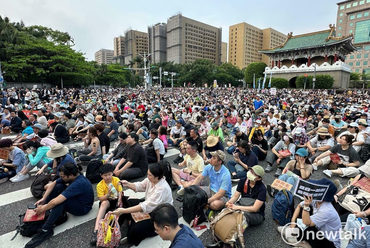 由反共網紅八炯等人號召的「拒絕統戰，守護台灣」大會，今（19日）下午在凱達格蘭大道舉行，35個罷免藍委的團體也在現場擺攤，力拚二階段連署。 圖：張良一／攝