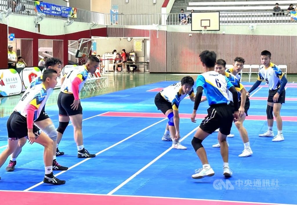 114年全中運卡巴迪首日賽事台南善化高中球員（6號）嘗試突破桃園市治平高中球員的防守，可惜最終仍以35比97不敵對手。中央社記者黎建忠攝  114年4月19日