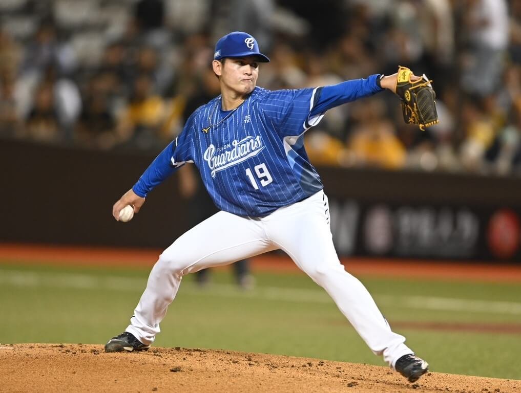 中華職棒富邦悍將隊投手張奕（圖）18日例行賽演出6局失3分優質先發，可惜無緣拿勝。悍將總教練陳金鋒19日受訪指出，張奕表現一直都很穩定，而且現在是球隊的好大哥，會帶領年輕人。 圖：富邦悍將／提供，中央社記者楊啟芳傳真