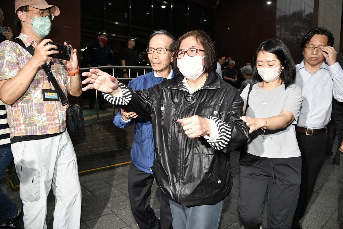 台北地院今清晨5時許認為，黃呂錦茹（黑衣）、曾繁川2人罪嫌不足，駁回聲押，無保請回。（鏡報新聞網提供）