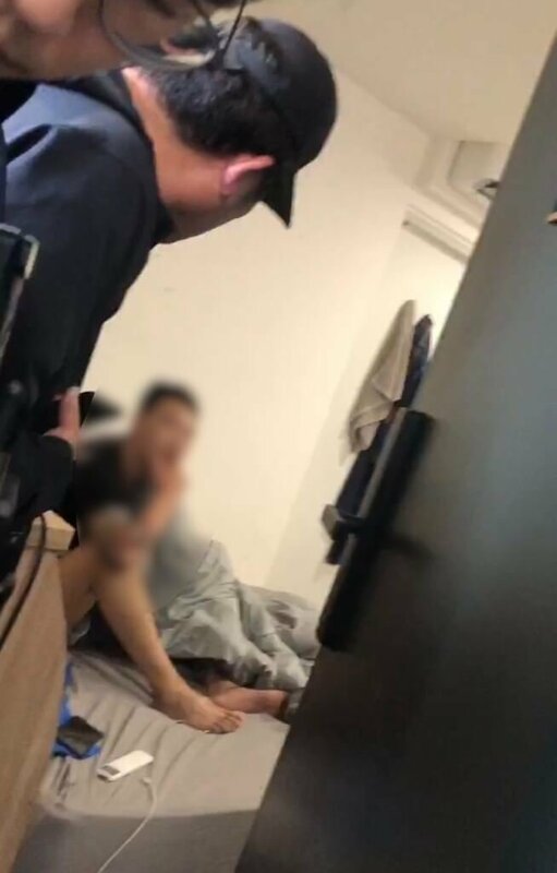 桃園市年約30歲的溫姓男子（後）疑因不滿女友提分手，竟虐打女友養的2隻貓，導致1死1重傷，桃園市動保處獲報與警方一同到場了解。（桃園市動保處提供）中央社記者葉臻傳真  114年4月19日