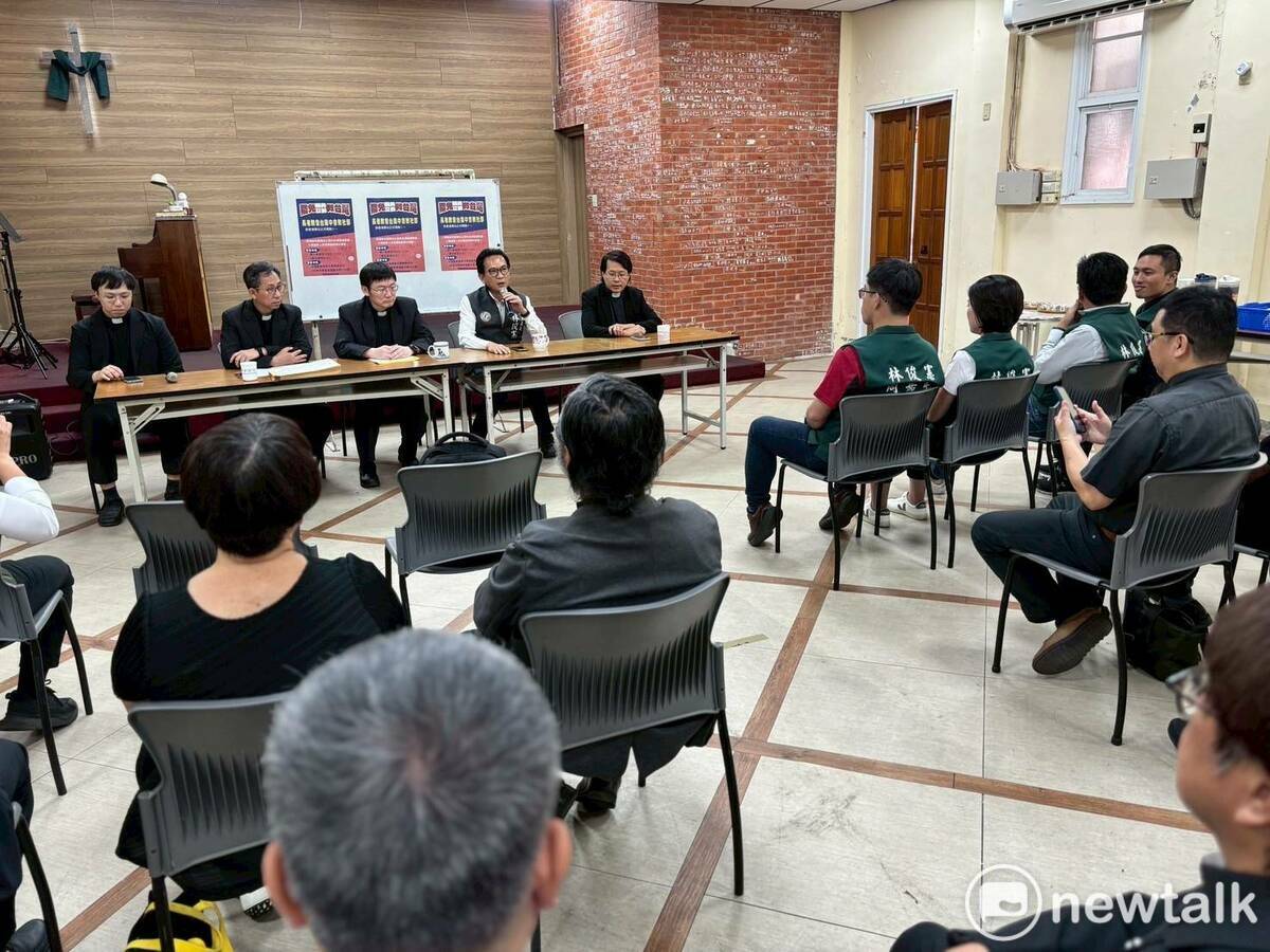 全台罷免親共立委第二階段連署來到最後三週，長老教會台南中會今日宣佈設立連署站，期盼來台南唸書的學子一起投入罷免，協助各罷團衝破安全門檻。 圖：林俊憲服務處提供