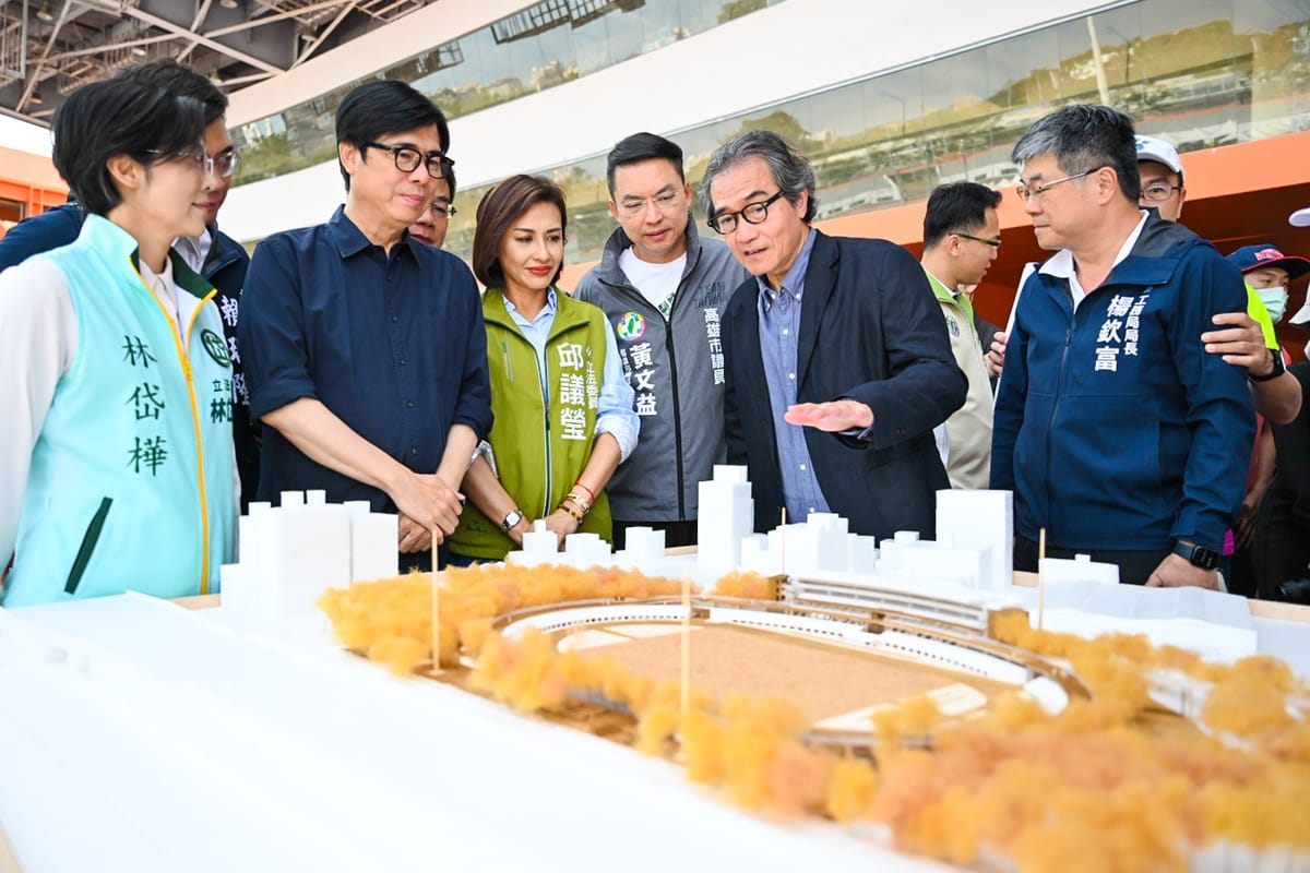 全新登場的苓雅運動園區，除了400公尺田徑場，還新增極限運動場、高架步道，並結合鄰近的籃球場、羽球場、苓雅運動中心等設施。 圖：高雄市運動發展局/提供
