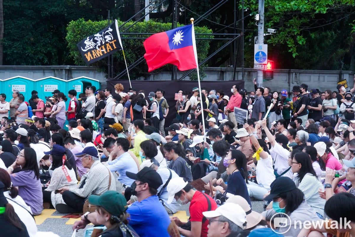 約五萬民群眾參與在凱達格蘭大道舉行的『419守護台灣 拒絕統戰』大遊行，人潮從凱達格蘭大道滿溢到仁愛路與信義路口，場面相當熱烈，而更特別的是，在台派舉辦的活動中，很難看到中華民國國旗與台灣獨立旗、台灣魂大旗並列出現在活動現場，不少民眾也拿著小幅國旗在人群中。一場大罷免遊行，讓中華民國派與台派走在一起，大家一起高喊：『大罷免大成功』等口號，這是過往台派活動少見的景象。 圖：張良一 /攝（資料照）