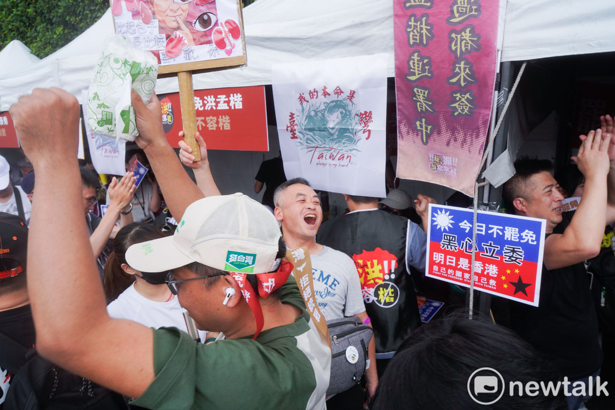 來自全台各地的罷免志工也在凱達格蘭大道設立臨時連署站，當民眾連署成功時，志工們立刻拍手歡呼。 圖：張良一 /攝