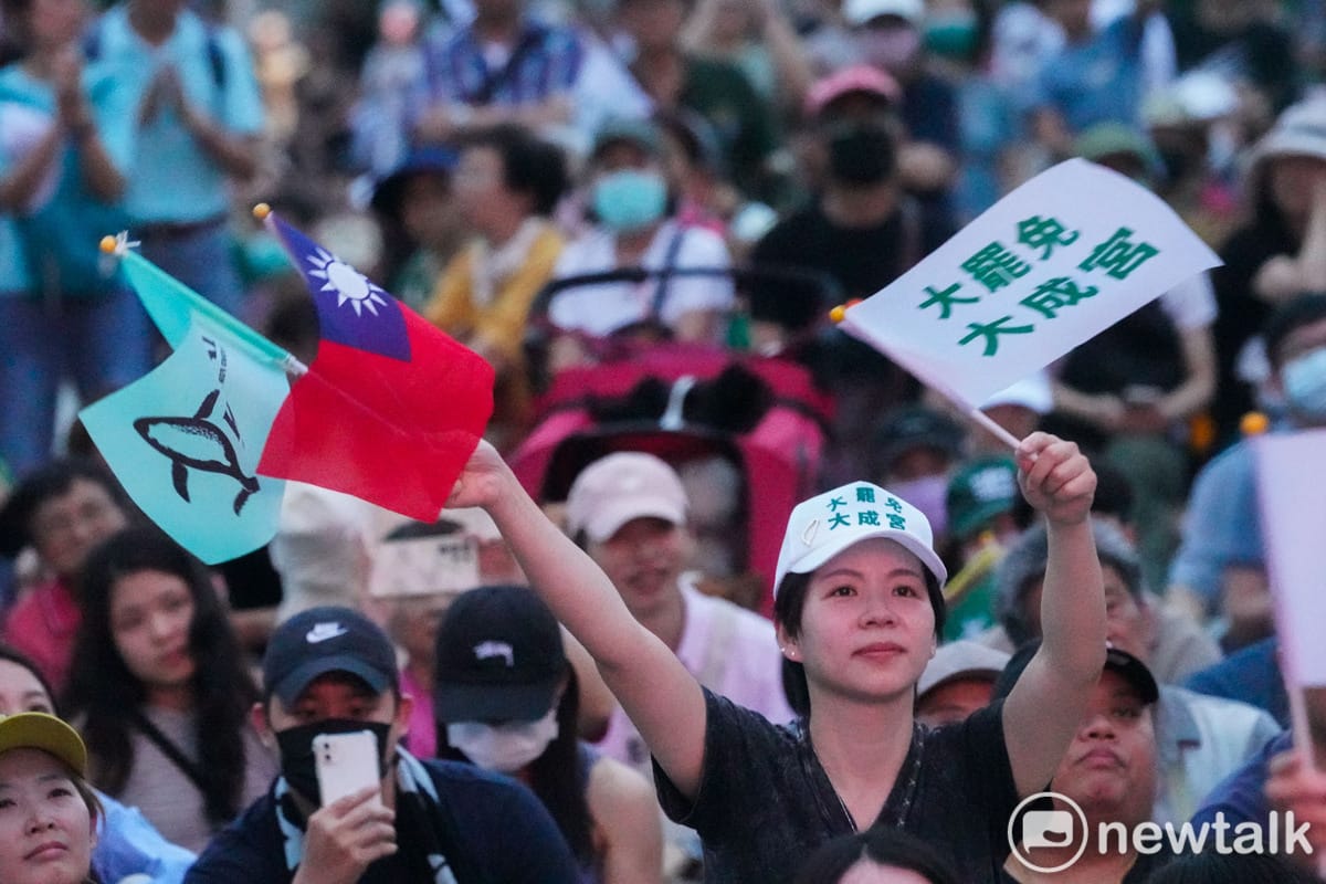 一位民眾高舉中華民國國旗、台灣獨立旗和大罷免大成宮三面旗幟參與大罷免遊行。 圖：張良一 /攝（資料照片）