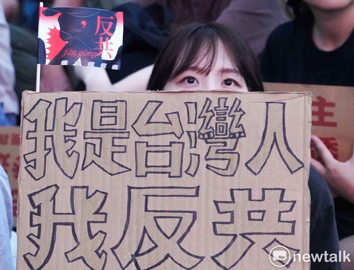 一位民眾高舉『我是台灣人我反共』牌子參與大罷免遊行。 圖：張良一 /攝