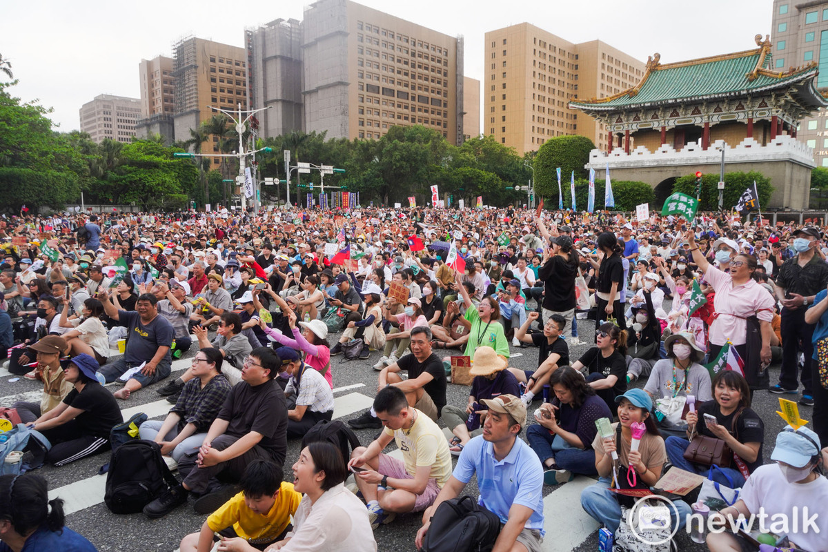 約五萬民群眾參與在凱達格蘭大道舉行的『419守護台灣 拒絕統戰』大遊行，人潮從凱達格蘭大道滿溢到仁愛路與信義路口，場面相當熱烈。 圖：張良一 /攝