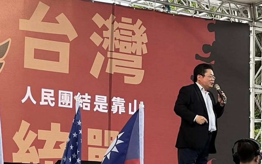 「拒絕統戰、守護台灣」大會今（19）日下午在台北凱達格蘭大道舉行，日本資深媒體人、印太戰略智庫執行長矢板明夫親赴現場並登台致詞，晚間在臉書發文分享現場觀察。 圖:翻攝自矢板明夫俱樂部臉書