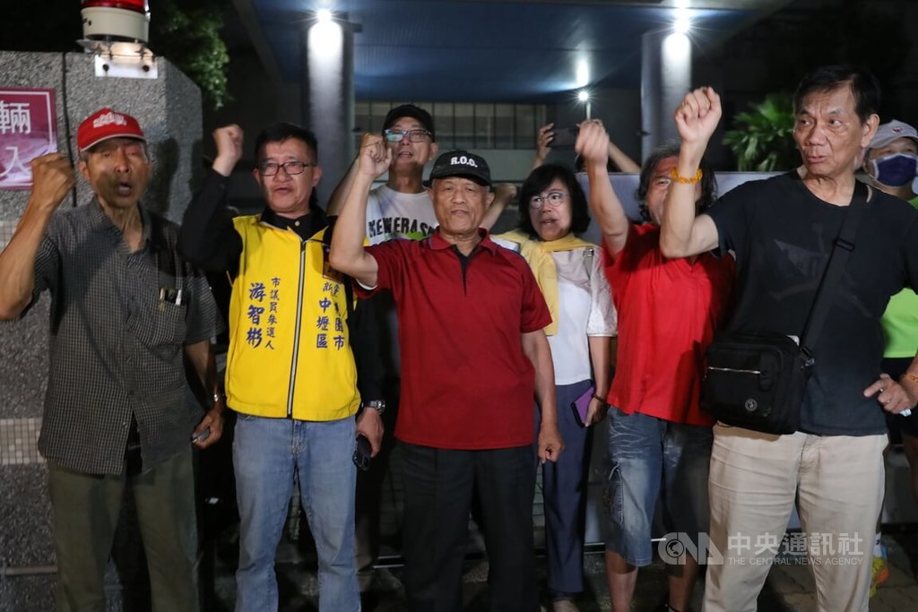 罷免高雄立委許智傑、黃捷「雙罷劫連署總站」徐尚賢的父親（前排，左3）及10多名支持者19日晚間前往高雄地檢署關心偵辦進度，不少人大喊「非法逮捕」、「無保放人」。 圖/中央社