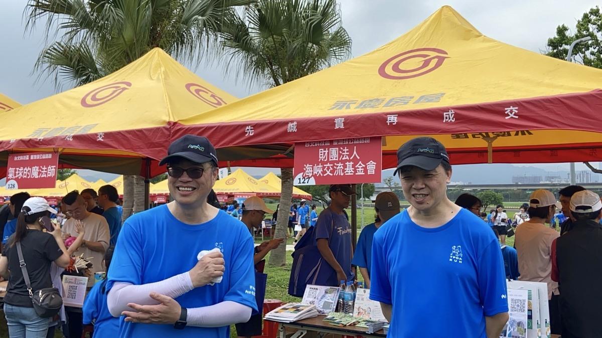 陸委會主委邱垂正（左）今日參加「愛地球公益路跑」活動。 圖：陸委會/提供
