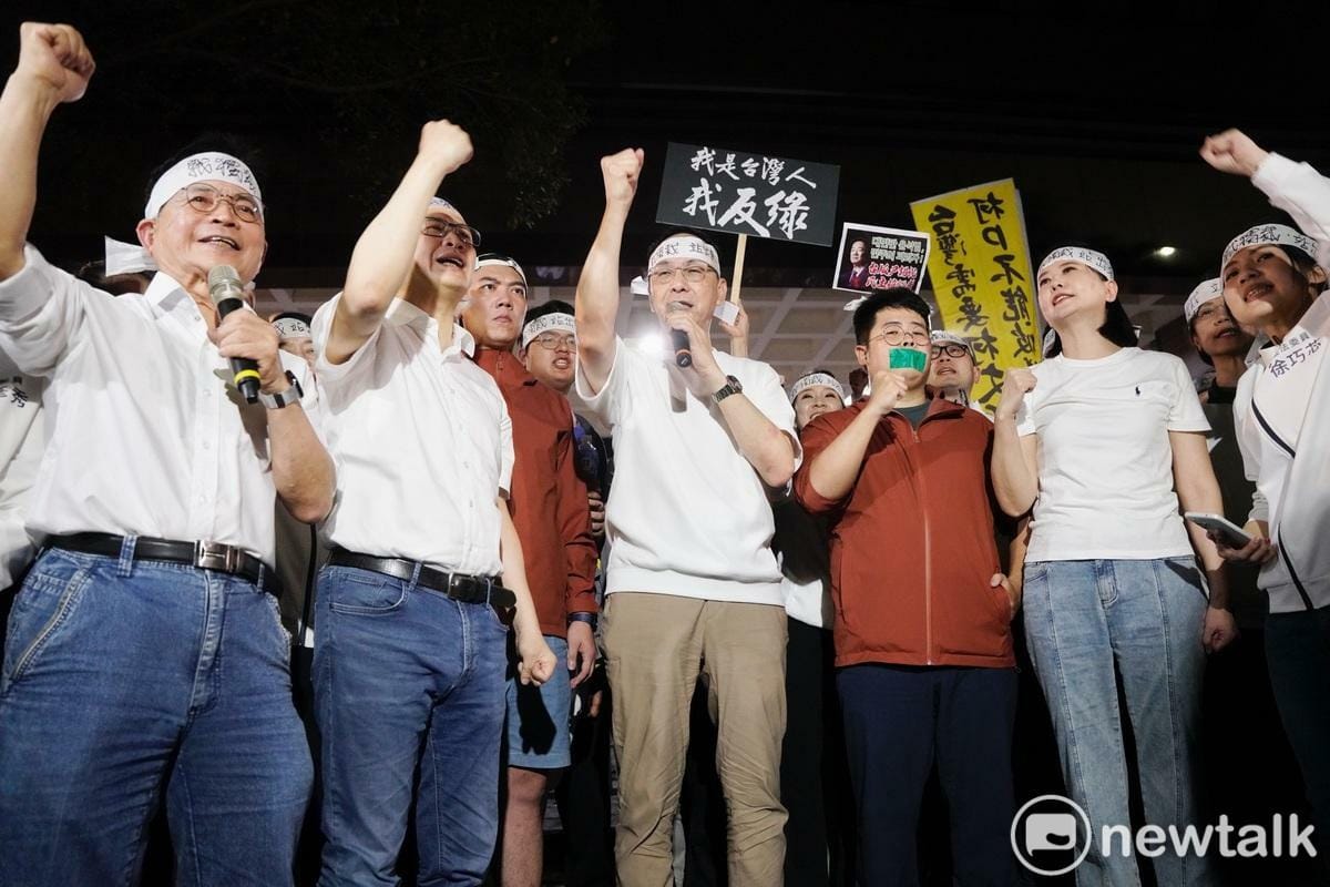 周偉航直言，國民黨聲稱要抗議罷免連署不公，結果現場冷冷清清，3、400人喊得像千軍萬馬，嘲諷朱立倫號召力宛如「烽火戲諸侯」。 圖：張良一／攝