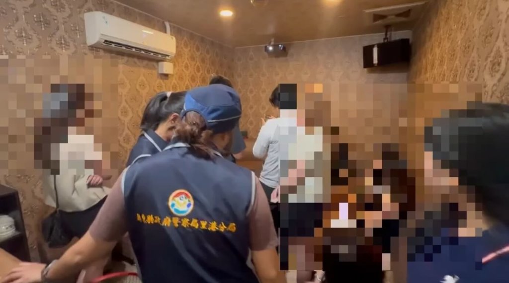 屏東縣九如鄉一間小吃部店家與男性顧客，17日晚上因抽菸問題釀糾紛，男子結帳離開後，倒車衝撞店家大門，導致2名女子受傷幸無大礙。 圖：中央社（里港警分局提供）