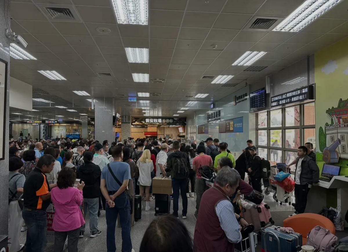 受濃霧影響，金門機場過去2天共取消34架次航班，造成上百名旅客滯留金門。 圖：翻攝自金門觀光逗陣行