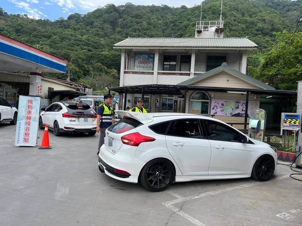 常有民眾騎重機前往南投合歡山玉山等山區欣賞風景卻也產生噪音，南投警局信義分局假日進行大取締，舉發違規61件，超速有19件、無照駕駛11件，另通報噪音車召回檢驗6部，圖為員警在山區執法情形。 圖：中央社（南投警方提供）