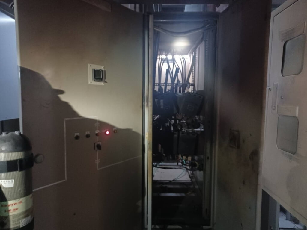 6名工人20日上午在高雄85大樓內71樓執行水電工程時，疑似發生小型電線漏電，造成6人受傷，均意識清楚自行下樓，其中4人肢體燙傷由救護車送醫，另外2人自行就醫，事發原因待釐清。 圖：中央社（高雄市政府警察局苓雅分局提供）