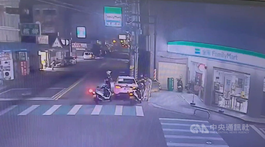 黃姓男子20日凌晨將汽車違停在台中市太平區1處路口，警方巡邏經過發現上前盤查，卻在黃男身上聞到毒品燃燒後氣味，並在車內查獲毒品愷他命等物。 圖：中央社（翻攝照片）