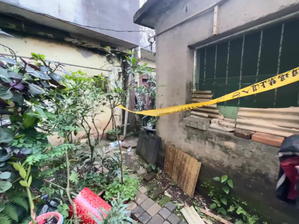 新北市雙溪區簡姓男子日前不滿鄰居連姓男子偷拍他上廁所，雙方發生肢體衝突，過程中，簡男用手挖出連男雙眼，遭依殺人未遂罪嫌送辦，經檢察官複訊後，諭令簡男以新台幣12萬元交保。圖為案發現場。 圖：中央社（讀者提供）