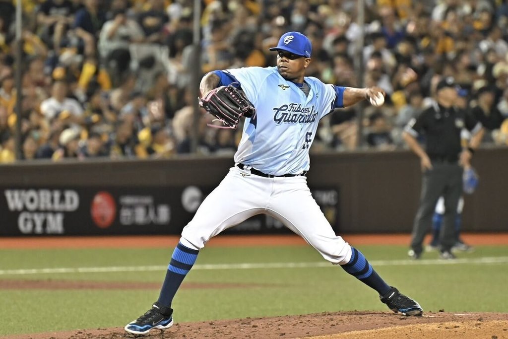 中華職棒富邦悍將隊洋投力亞士（Roenis Elias）（前）19日先發沒能克服3局易有亂流的問題，3局被敲出滿貫砲重傷害，吞下個人本季第3敗。總教練陳金鋒表示，力亞士是勝負欲很強的球員，但遇到狀況要想辦法冷靜下來面對。 圖：中央社（富邦悍將提供）