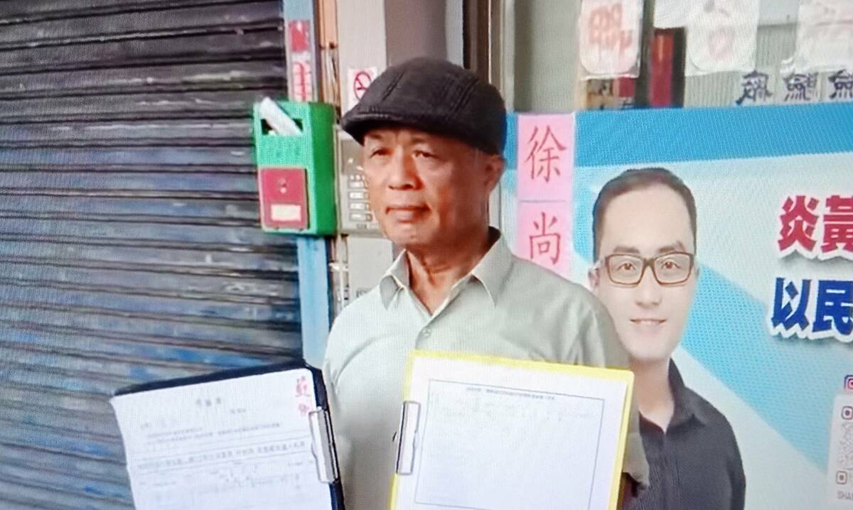 徐尚賢的父親到場力挺兒子的清白。 圖：孫家銘/翻攝
