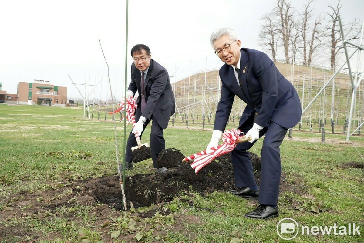 台南市長黃偉哲應邀回訪，除了參加弘前櫻花祭開幕，也拜會了弘前市長，並宣布將規劃台南新設道路命名為弘前路以紀念雙方情誼。隨後特赴蘋果公園，與櫻田市長聯袂種下蘋果樹，盼友好情誼如蘋果樹般長久綿延，更祈願雙方市民皆平安。 圖：台南市政府提供