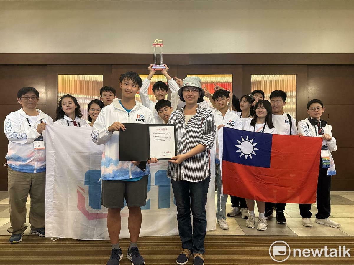 經過4天的激烈競技，FIRST機器人世界大賽在冠軍戰終了哨聲響起後，頒獎及閉幕典禮也在休士頓喬治布朗會展中心揭開序幕。這次台灣的冠軍代表隊雖然沒能奪冠，但榮獲大會「評審團特別獎」殊榮。 圖：FIRST機器人世界大賽台灣代表隊提供